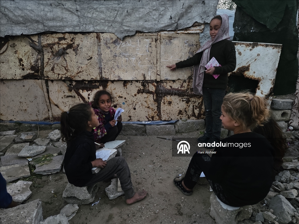 Han Yunus’ta çadırlarda yaşayan Filistinlilerin zorlu yaşam mücadelesi sürüyor