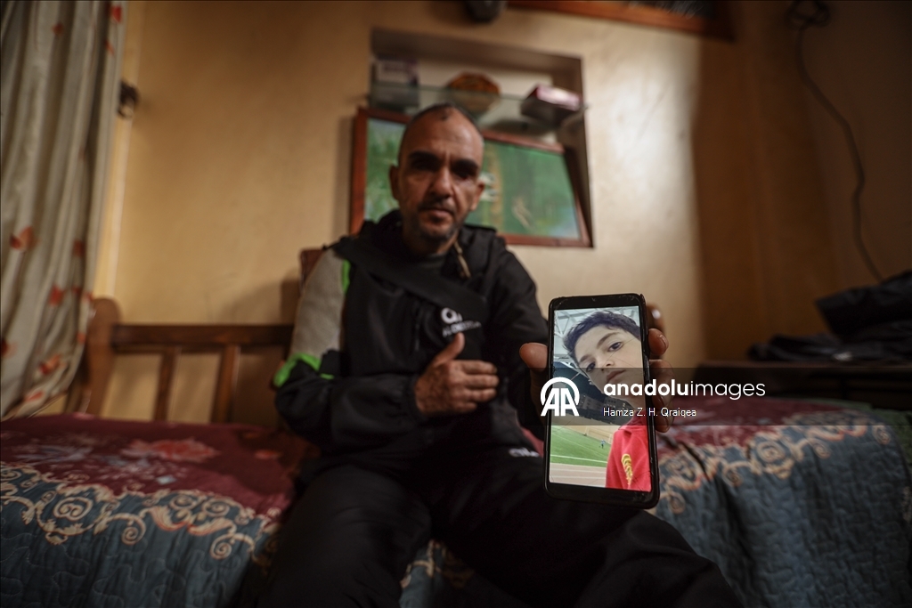 الفلسطيني أحمد.. مأساة فقد الابن وألوان الحياة بقصف إسرائيلي