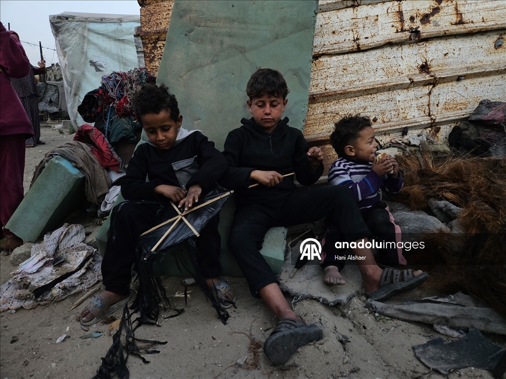 Han Yunus’ta çadırlarda yaşayan Filistinlilerin zorlu yaşam mücadelesi sürüyor