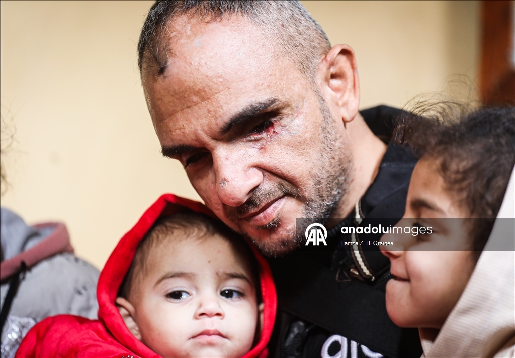 الفلسطيني أحمد.. مأساة فقد الابن وألوان الحياة بقصف إسرائيلي