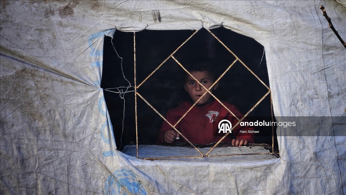Han Yunus’ta çadırlarda yaşayan Filistinlilerin zorlu yaşam mücadelesi sürüyor