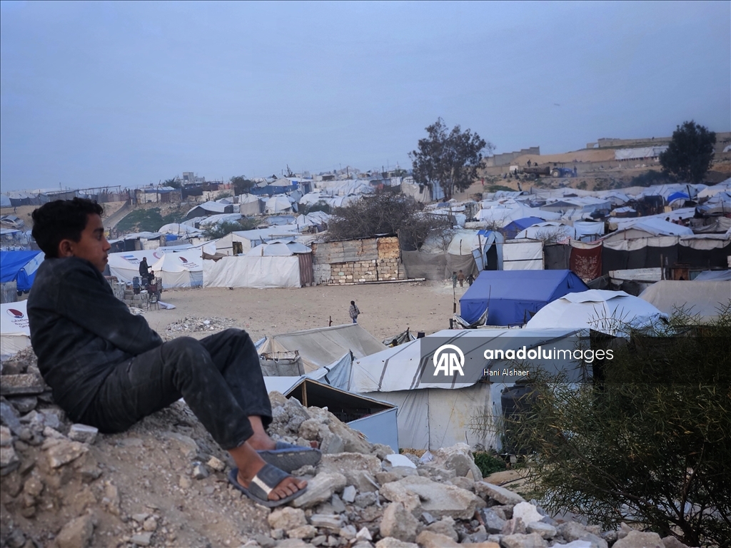 Han Yunus’ta çadırlarda yaşayan Filistinlilerin zorlu yaşam mücadelesi sürüyor