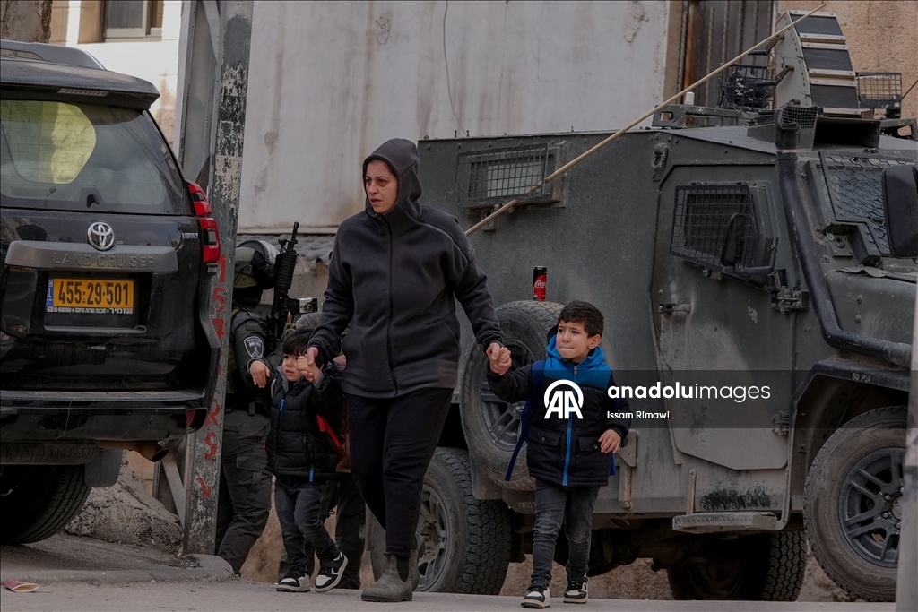 İsrail güçlerinin Kudüs’ün kuzeyindeki Kefr Akab’a düzenlediği baskınlar sürüyor