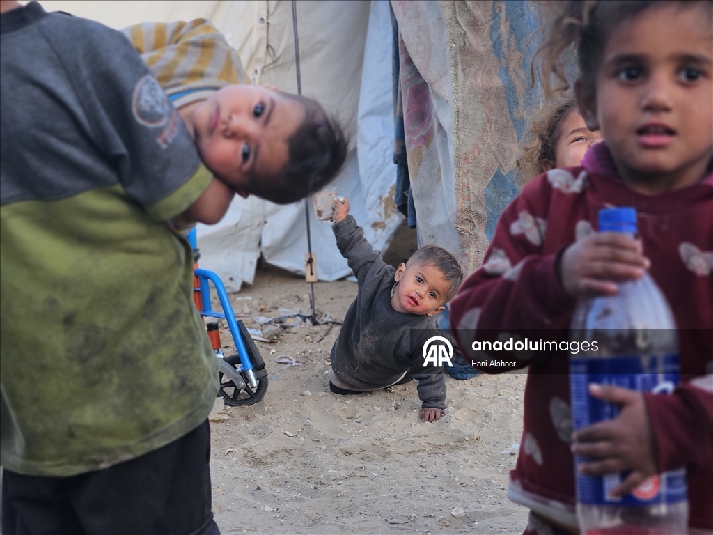 Han Yunus’ta çadırlarda yaşayan Filistinlilerin zorlu yaşam mücadelesi sürüyor