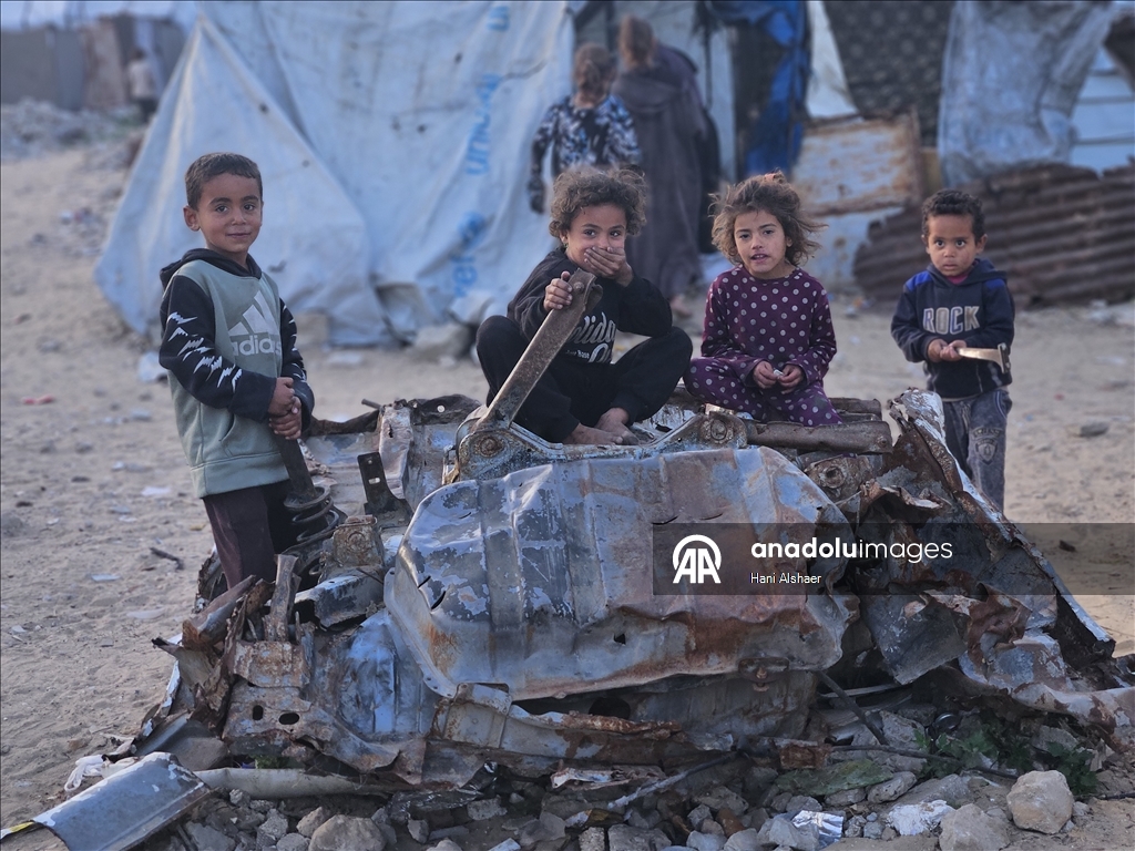 Han Yunus’ta çadırlarda yaşayan Filistinlilerin zorlu yaşam mücadelesi sürüyor