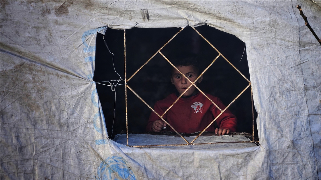 Han Yunus’ta çadırlarda yaşayan Filistinlilerin zorlu yaşam mücadelesi sürüyor