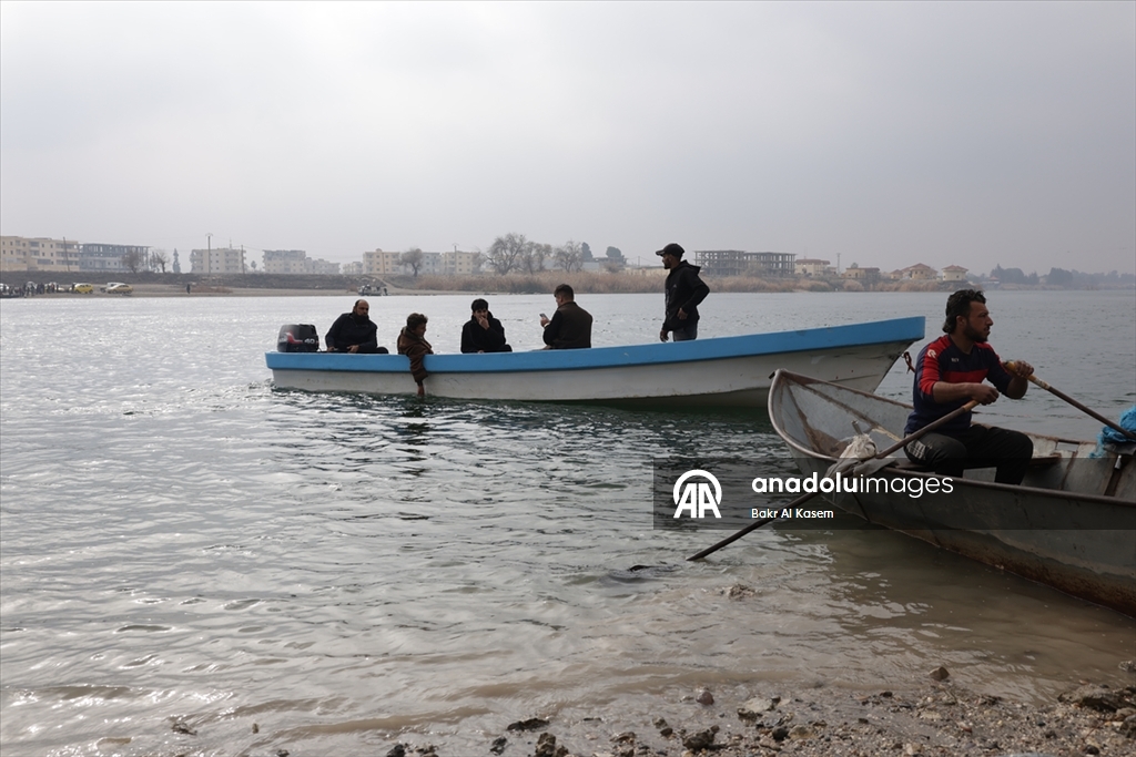 Suriye hükümeti, terör örgütü YPG'nin Rakka'da patlattığı köprüleri tadilata başladı