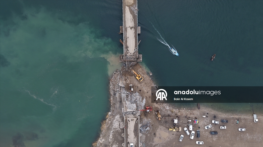 Suriye hükümeti, terör örgütü YPG'nin Rakka'da patlattığı köprüleri tadilata başladı