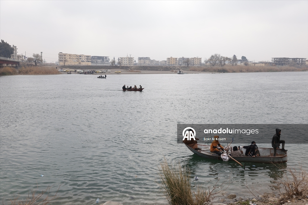 Suriye hükümeti, terör örgütü YPG'nin Rakka'da patlattığı köprüleri tadilata başladı