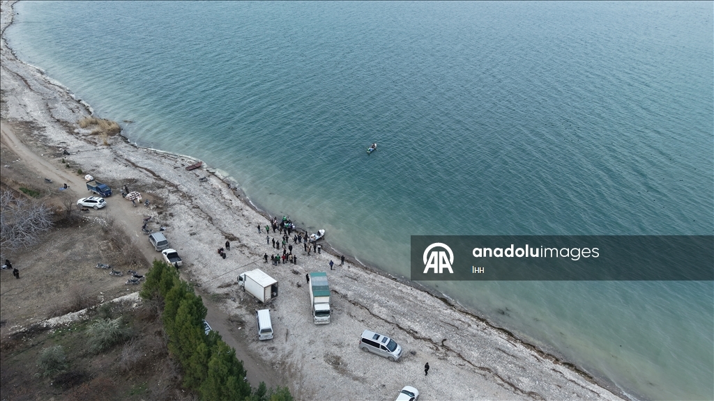 "الإغاثة التركية" تصل قرى عين العرب بالقوارب رغم حصار "قسد"