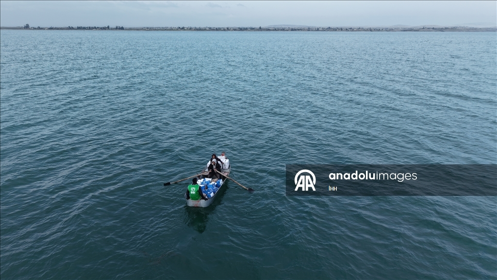 "الإغاثة التركية" تصل قرى عين العرب بالقوارب رغم حصار "قسد"