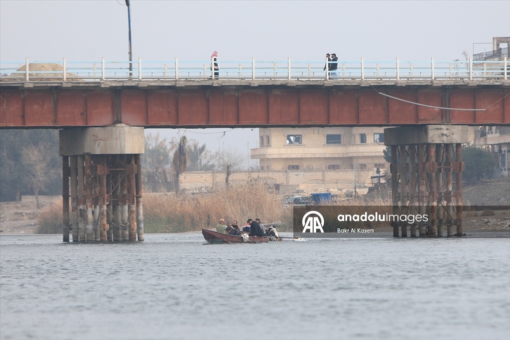 Suriye hükümeti, terör örgütü YPG'nin Rakka'da patlattığı köprüleri tadilata başladı