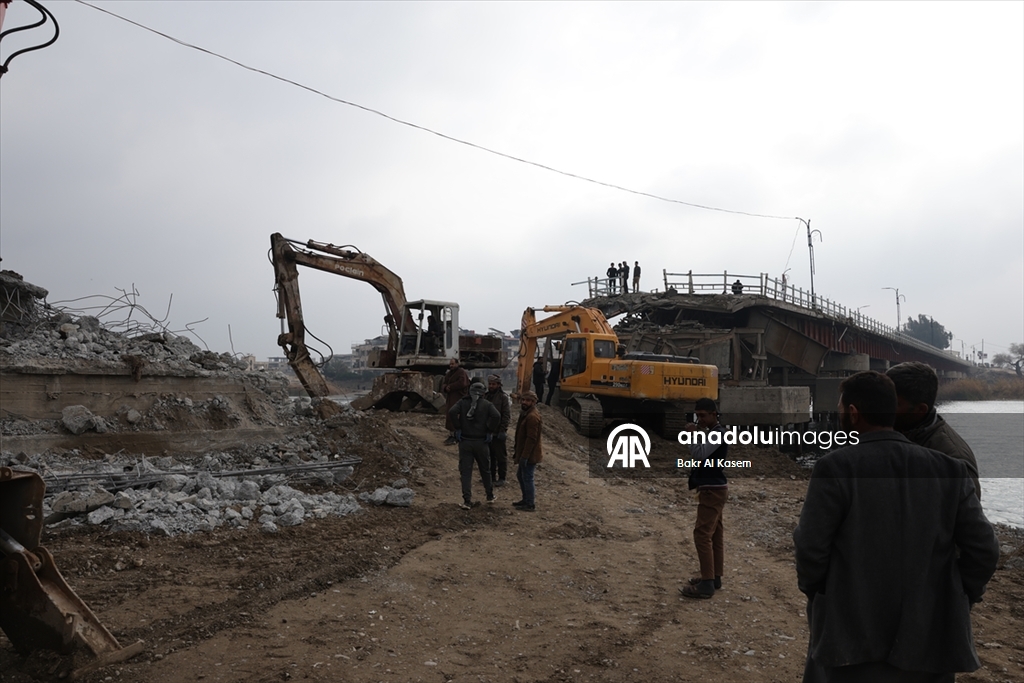 Suriye hükümeti, terör örgütü YPG'nin Rakka'da patlattığı köprüleri tadilata başladı