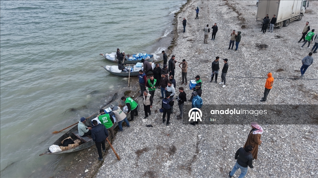 "الإغاثة التركية" تصل قرى عين العرب بالقوارب رغم حصار "قسد"