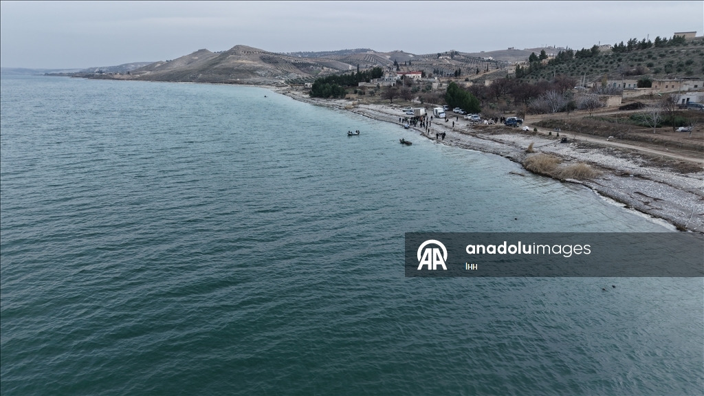 "الإغاثة التركية" تصل قرى عين العرب بالقوارب رغم حصار "قسد"