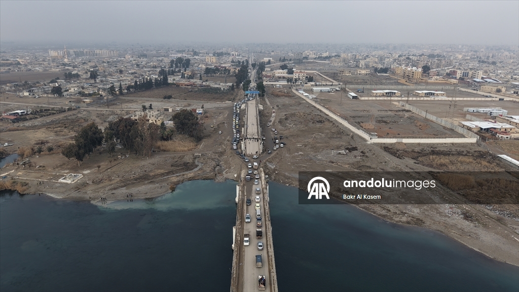 Suriye hükümeti, terör örgütü YPG'nin Rakka'da patlattığı köprüleri tadilata başladı