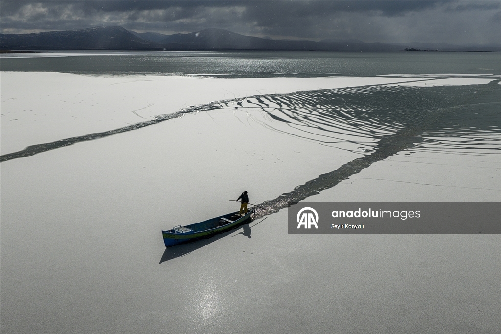 Beyşehir Gölü’nde balıkçılar, mesailerinde buzla mücadele ediyor