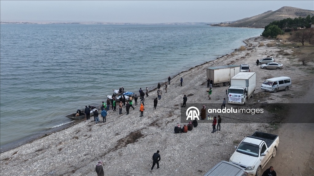 "الإغاثة التركية" تصل قرى عين العرب بالقوارب رغم حصار "قسد"