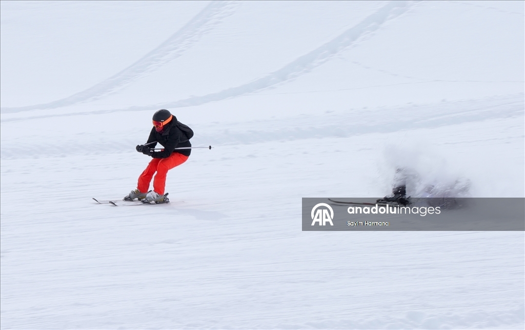 Li navenda xweşiqitandinê ya li Hekariyê bi betlaneya nîvê salê ra qerebalixî çêbû