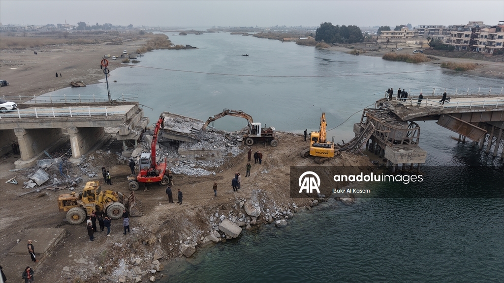 Suriye hükümeti, terör örgütü YPG'nin Rakka'da patlattığı köprüleri tadilata başladı