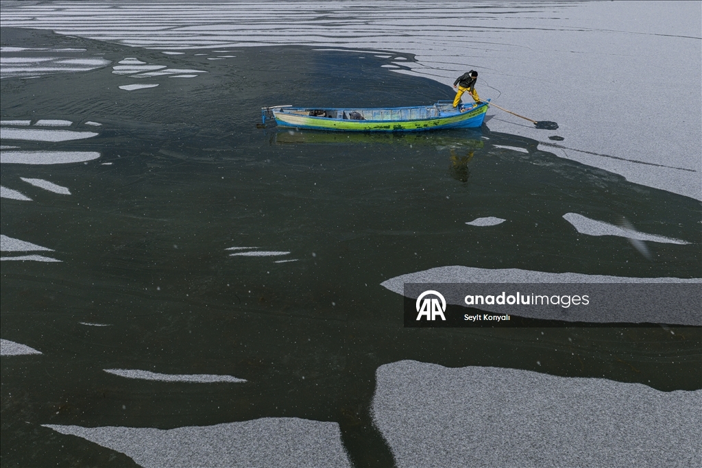 Masîgir li ser Gola Beyşehirê di nava cemedê da masî digirin