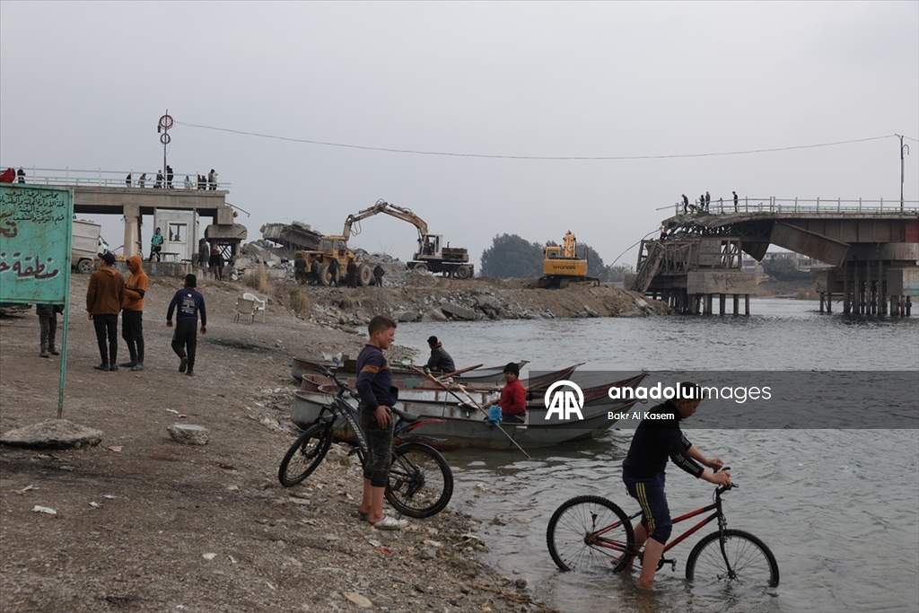 Suriye hükümeti, terör örgütü YPG'nin Rakka'da patlattığı köprüleri tadilata başladı
