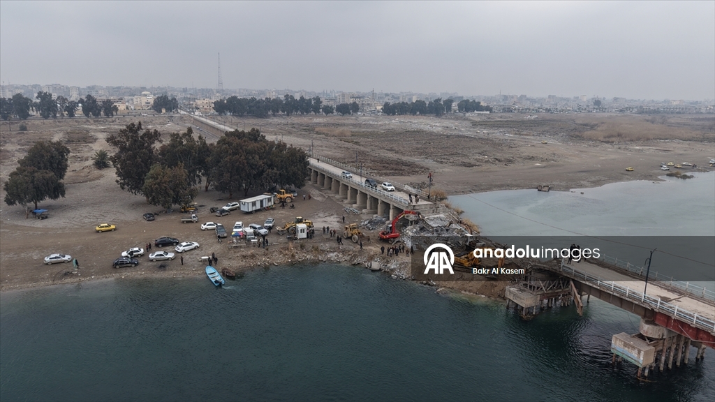 Suriye hükümeti, terör örgütü YPG'nin Rakka'da patlattığı köprüleri tadilata başladı