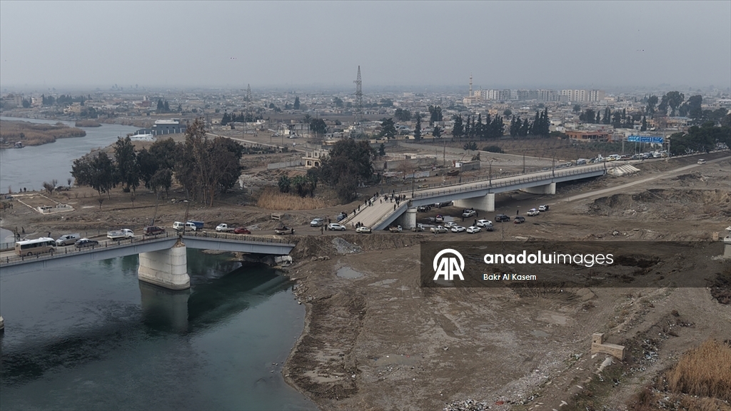 Suriye hükümeti, terör örgütü YPG'nin Rakka'da patlattığı köprüleri tadilata başladı