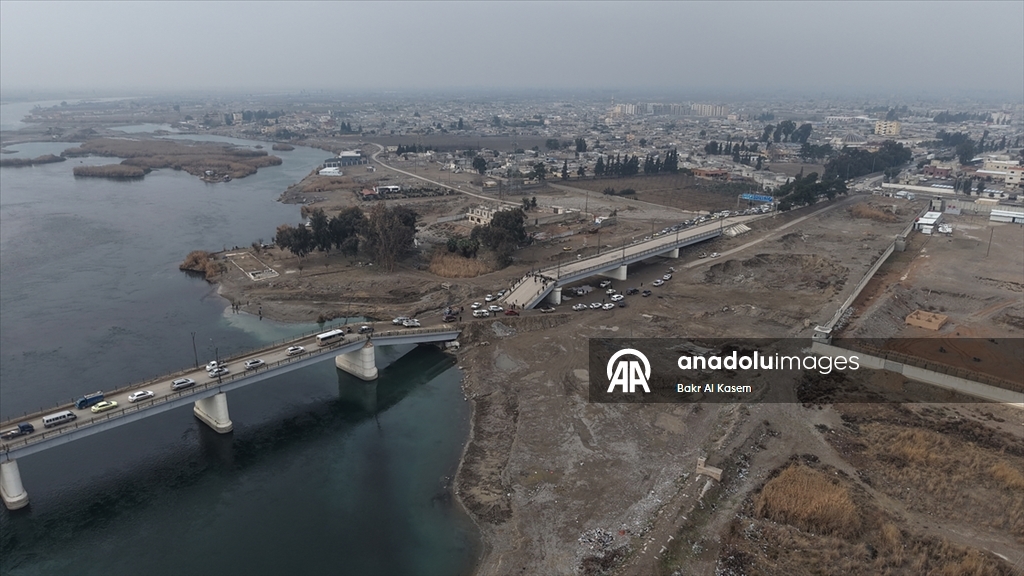 Suriye hükümeti, terör örgütü YPG'nin Rakka'da patlattığı köprüleri tadilata başladı