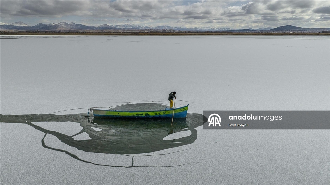 Beyşehir Gölü’nde balıkçılar, mesailerinde buzla mücadele ediyor