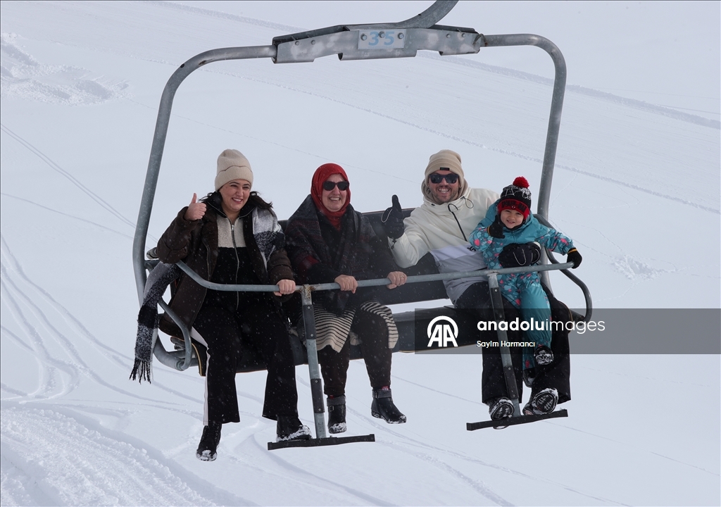 Li navenda xweşiqitandinê ya li Hekariyê bi betlaneya nîvê salê ra qerebalixî çêbû