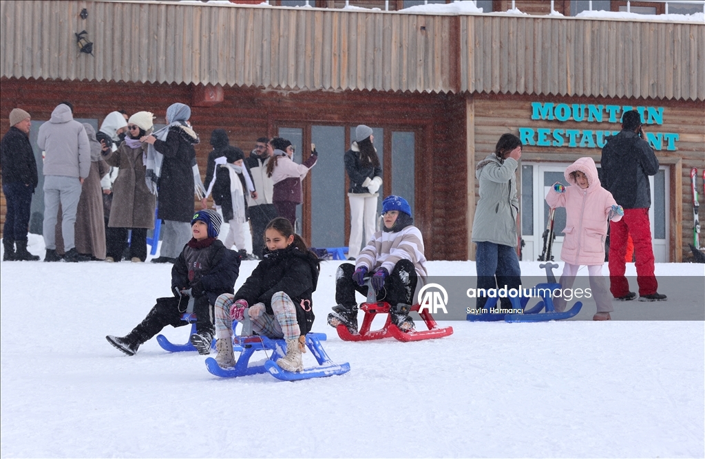 Li navenda xweşiqitandinê ya li Hekariyê bi betlaneya nîvê salê ra qerebalixî çêbû