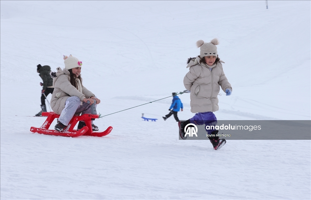 Li navenda xweşiqitandinê ya li Hekariyê bi betlaneya nîvê salê ra qerebalixî çêbû