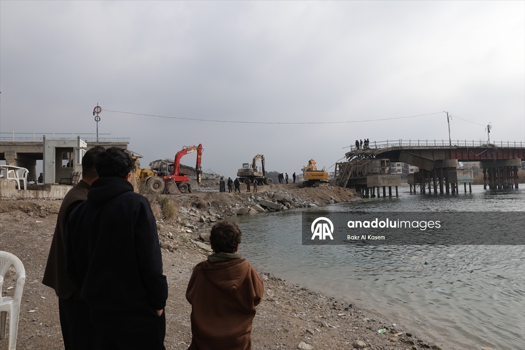 Suriye hükümeti, terör örgütü YPG'nin Rakka'da patlattığı köprüleri tadilata başladı