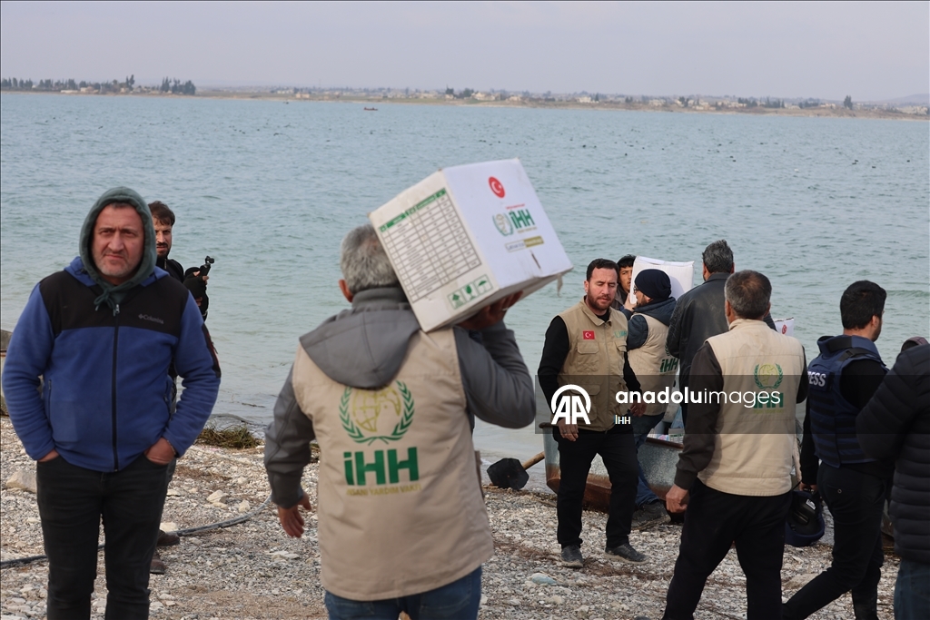 "الإغاثة التركية" تصل قرى عين العرب بالقوارب رغم حصار "قسد"