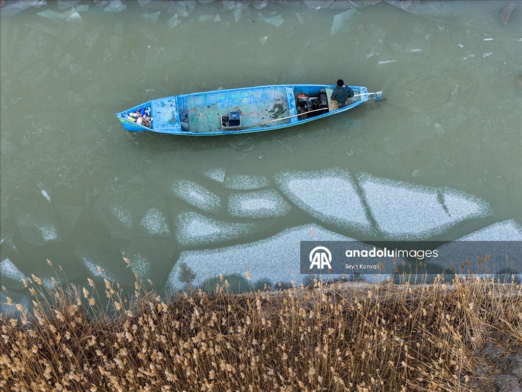 Beyşehir Gölü’nde balıkçılar, mesailerinde buzla mücadele ediyor