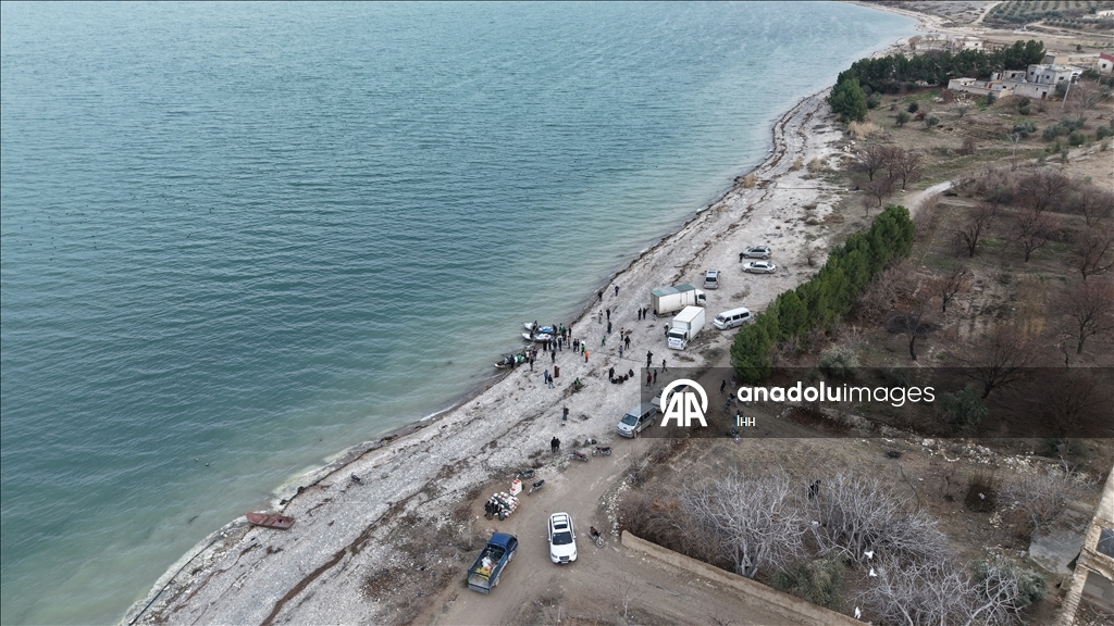 "الإغاثة التركية" تصل قرى عين العرب بالقوارب رغم حصار "قسد"