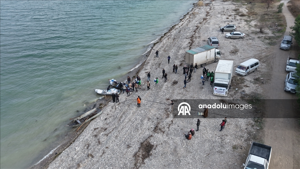 "الإغاثة التركية" تصل قرى عين العرب بالقوارب رغم حصار "قسد"