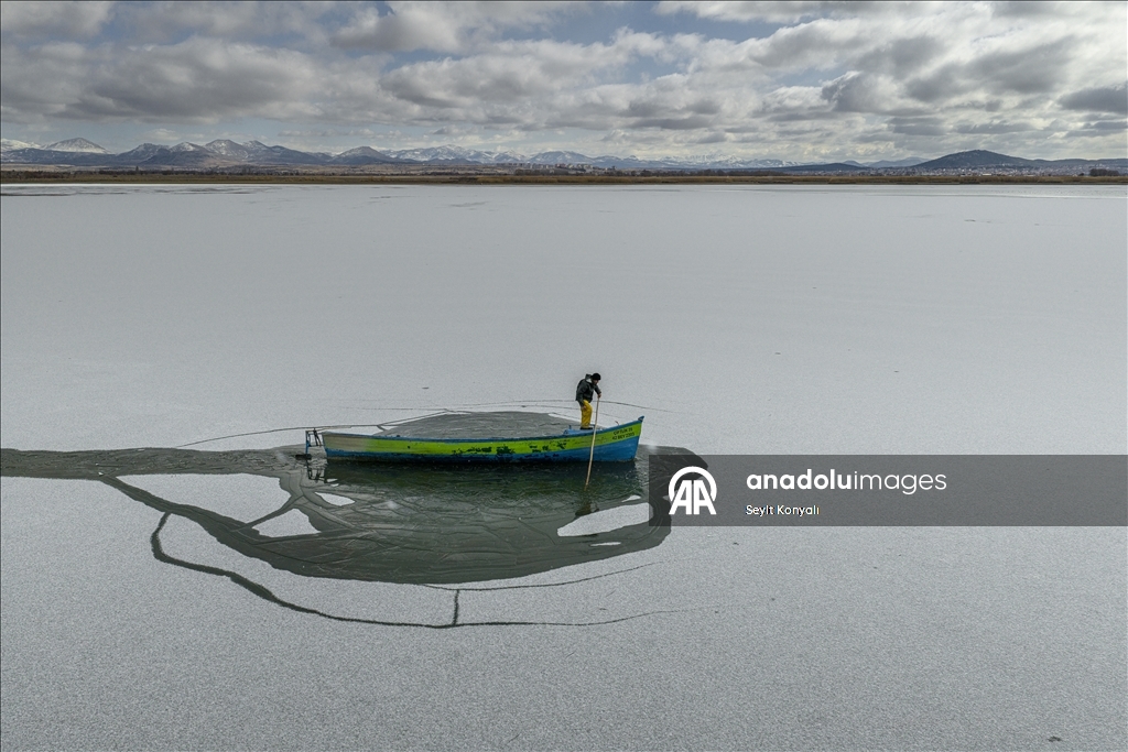 Masîgir li ser Gola Beyşehirê di nava cemedê da masî digirin