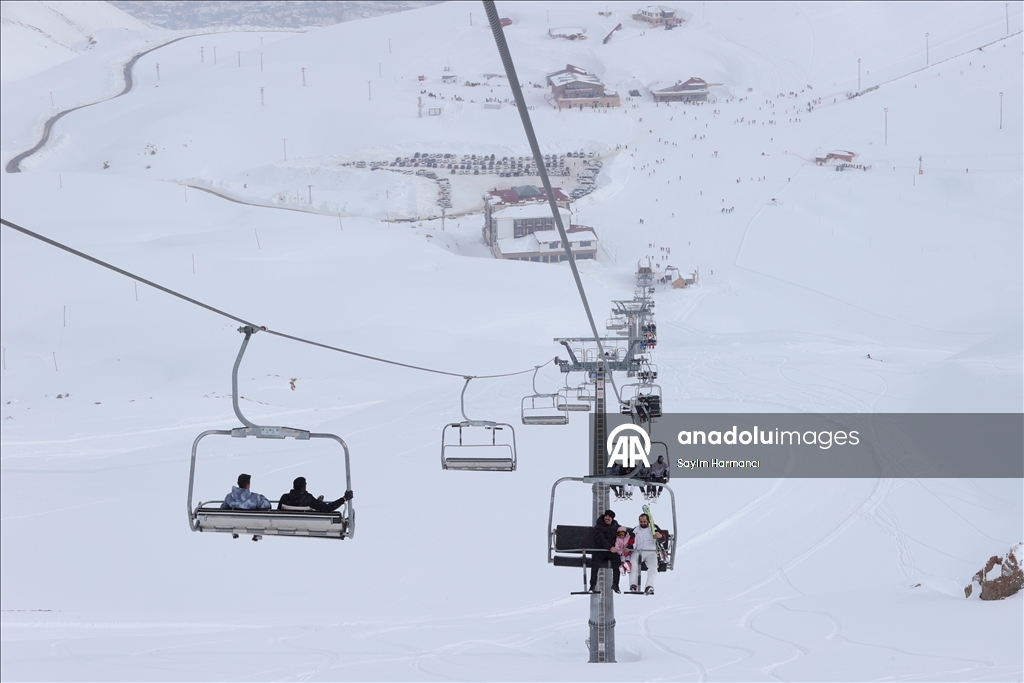 Li navenda xweşiqitandinê ya li Hekariyê bi betlaneya nîvê salê ra qerebalixî çêbû