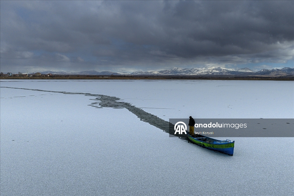 Beyşehir Gölü’nde balıkçılar, mesailerinde buzla mücadele ediyor