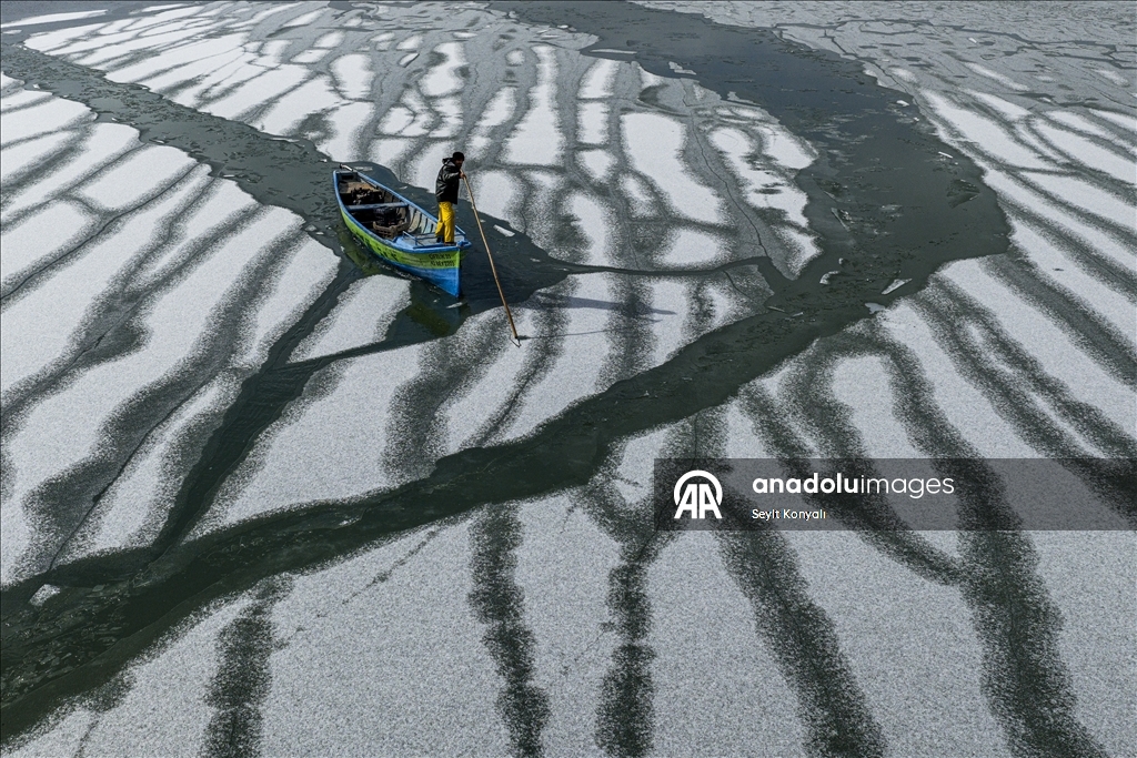 Masîgir li ser Gola Beyşehirê di nava cemedê da masî digirin