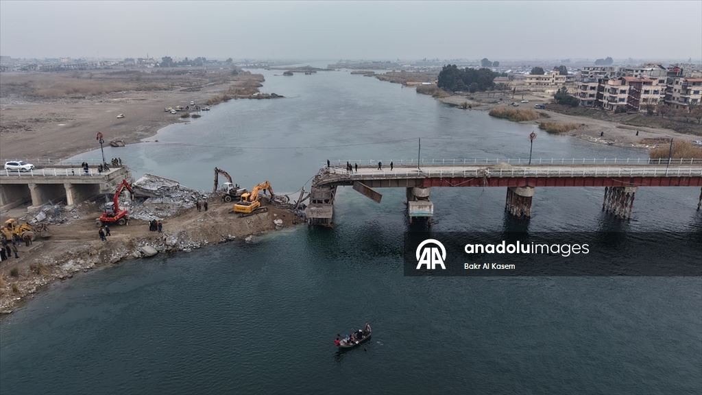 Suriye hükümeti, terör örgütü YPG'nin Rakka'da patlattığı köprüleri tadilata başladı