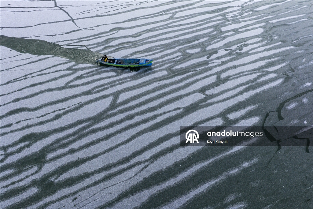 Beyşehir Gölü’nde balıkçılar, mesailerinde buzla mücadele ediyor