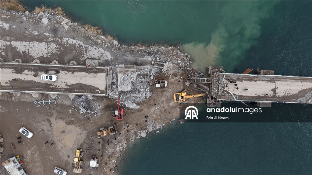 الرقة السورية.. الحكومة تبدأ أعمال ترميم الجسور على نهر الفرات