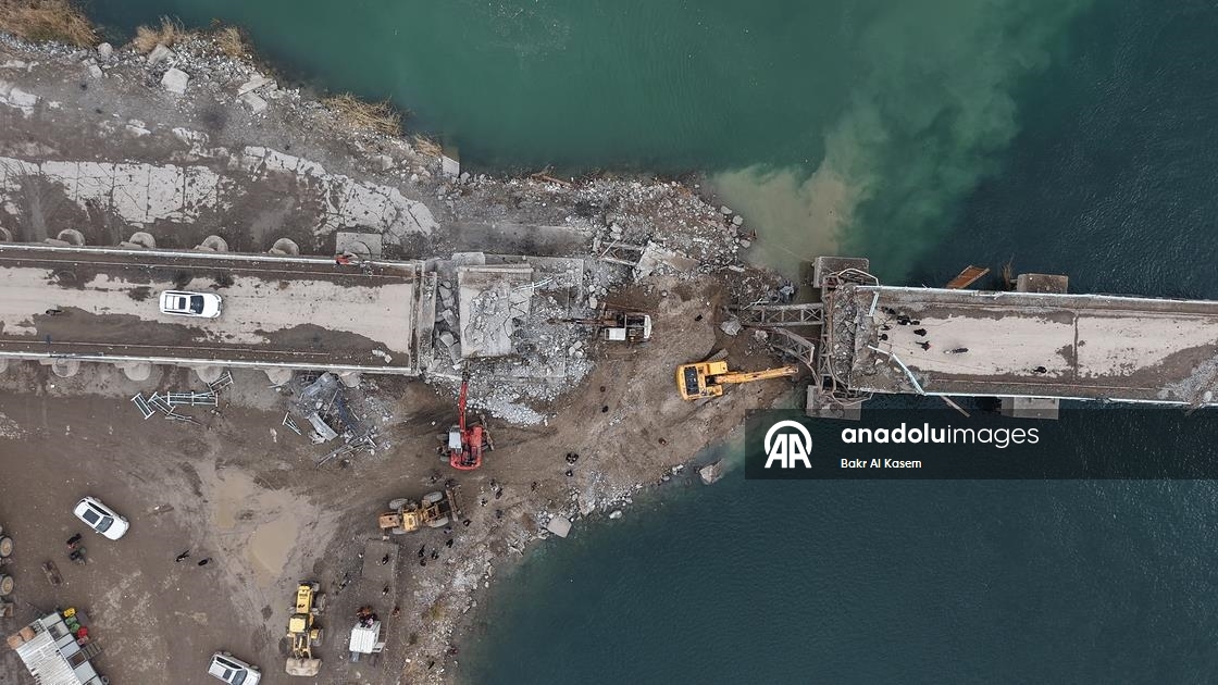 Suriye hükümeti, terör örgütü YPG'nin Rakka'da patlattığı köprüleri tadilata başladı