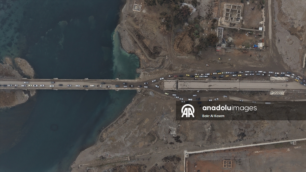 Suriye hükümeti, terör örgütü YPG'nin Rakka'da patlattığı köprüleri tadilata başladı