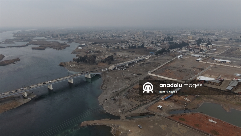 Suriye hükümeti, terör örgütü YPG'nin Rakka'da patlattığı köprüleri tadilata başladı