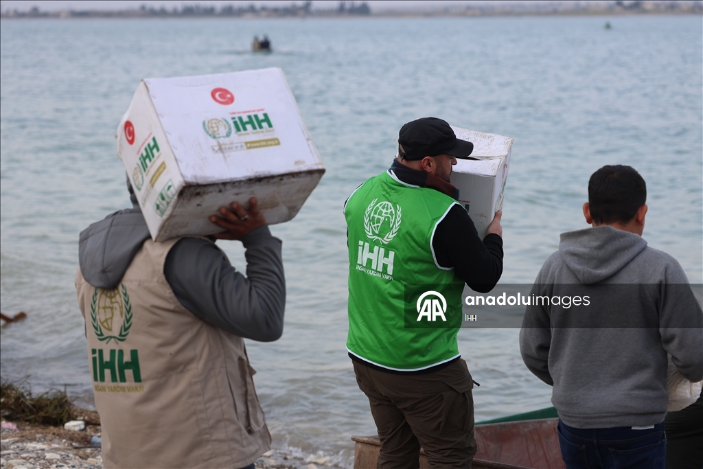 "الإغاثة التركية" تصل قرى عين العرب بالقوارب رغم حصار "قسد"