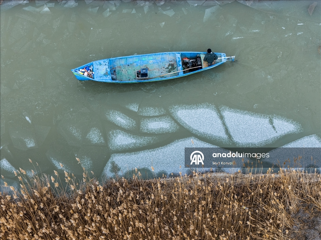 Masîgir li ser Gola Beyşehirê di nava cemedê da masî digirin